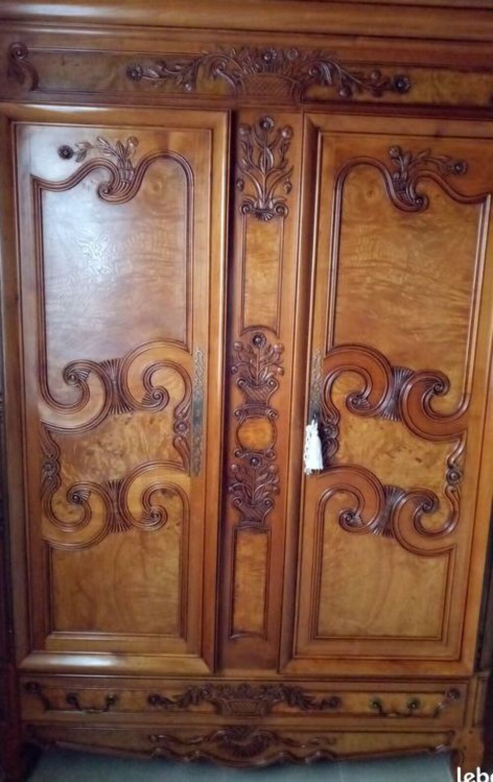 Recherche armoire bressane en merisier et loupe de fr&ecirc;ne Meubles