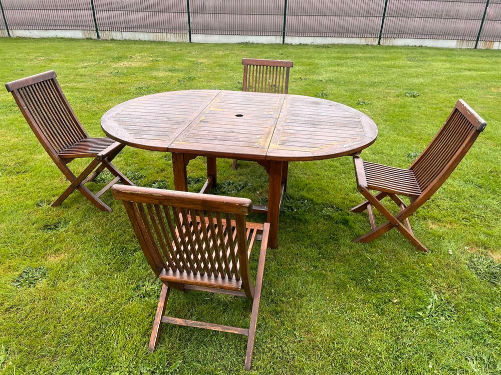 Table en TECK avec 4 chaises. Bois en parfait &eacute;tat Jardin