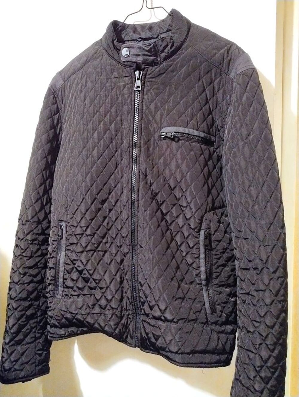 Veste noir matelass&eacute;e l&eacute;g&egrave;re et concfortable en bon &eacute;tat Vêtements