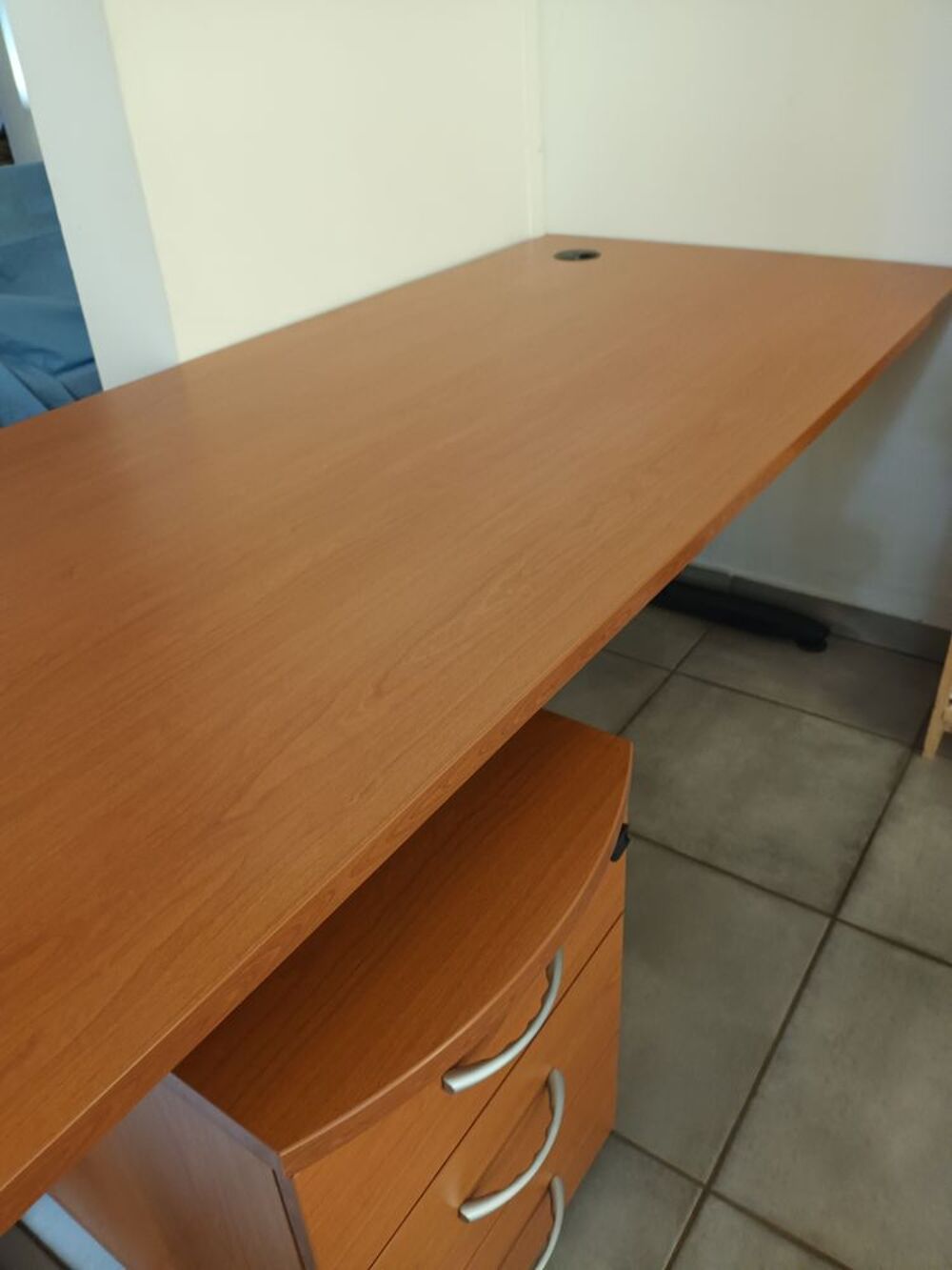 BUREAU PROFESSIONNEL AVEC PASSE-C&Acirc;BLES ET CAISSON Meubles