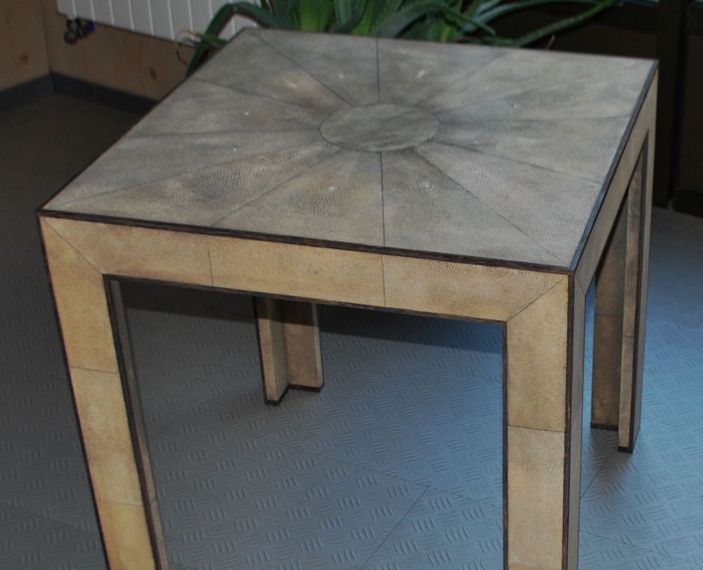 Petite table carr&eacute;e en galuchat de style art d&eacute;co Meubles