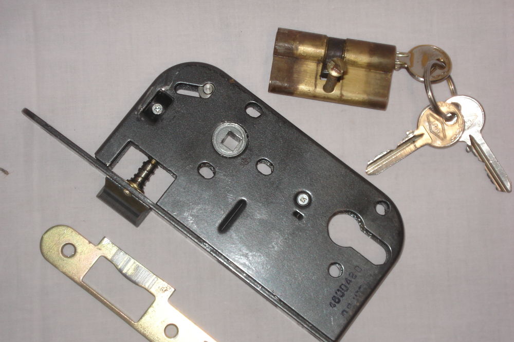 Serrure de s&ucirc;ret&eacute; &agrave; cylindre &agrave; encastrer. Bricolage