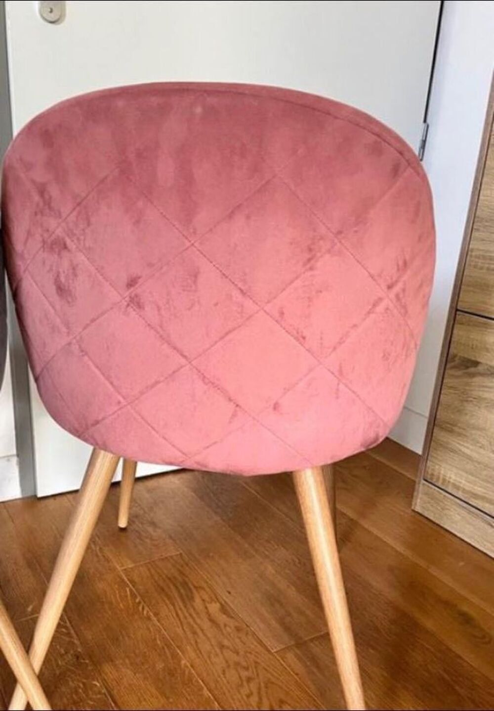 Tres jolie chaise moderne qui donne une ambiance magnifique comme neuf un peu utilis&eacute; 150 e Meubles