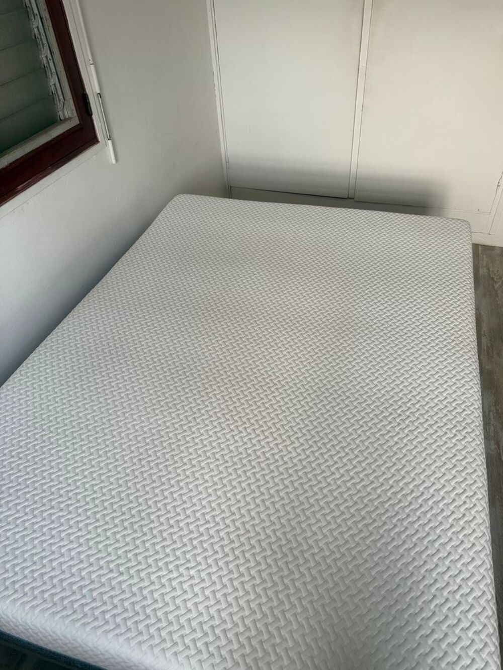 lit 140x190 cm avec sommier et matelas - Tr&egrave;s bon &eacute;tat Meubles