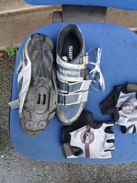 Lot de chaussures 41, gants et lunettes. 25 Vitr� (35)