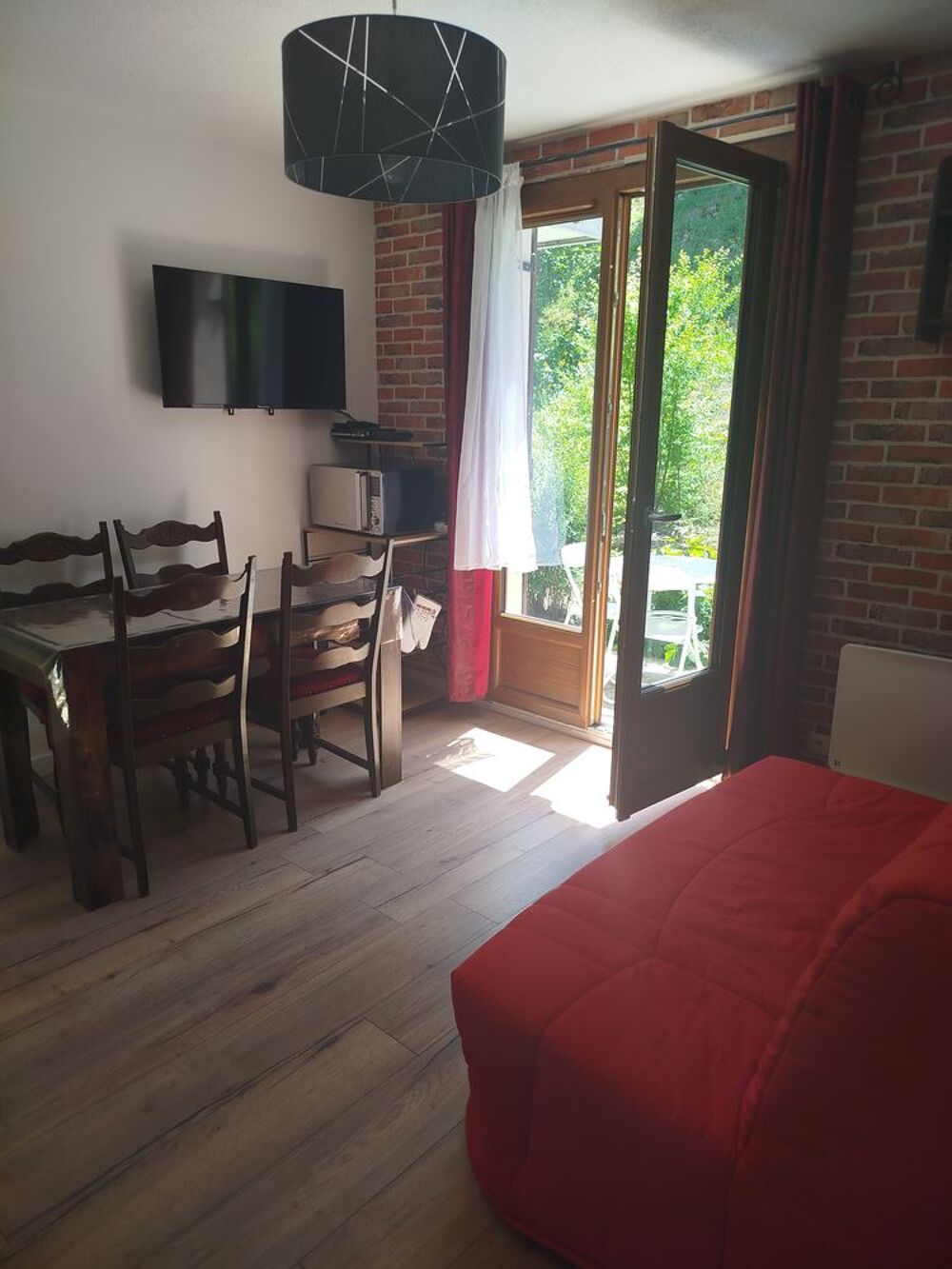 Location Appartement T2 meublé rénové avec terrasse, parking, cave et fibre Les rousses