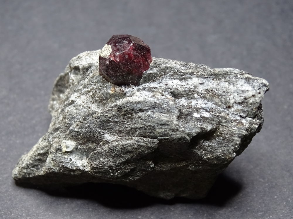 Grenat Almandin sur Micaschiste Br&eacute;sil 44gr 38 x 34 x 24 mm 