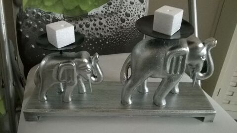 Set de 2 bougeoirs lphants Neuf
Gris argente
Plateau de: 10 Talange (57)