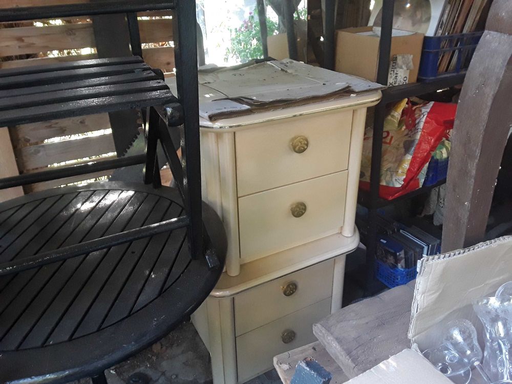 Lot tables de chevet cr&egrave;me Meubles