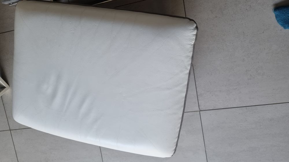 canap&eacute; blanc en cuire. tr&egrave;s bon &eacute;tat. Meubles
