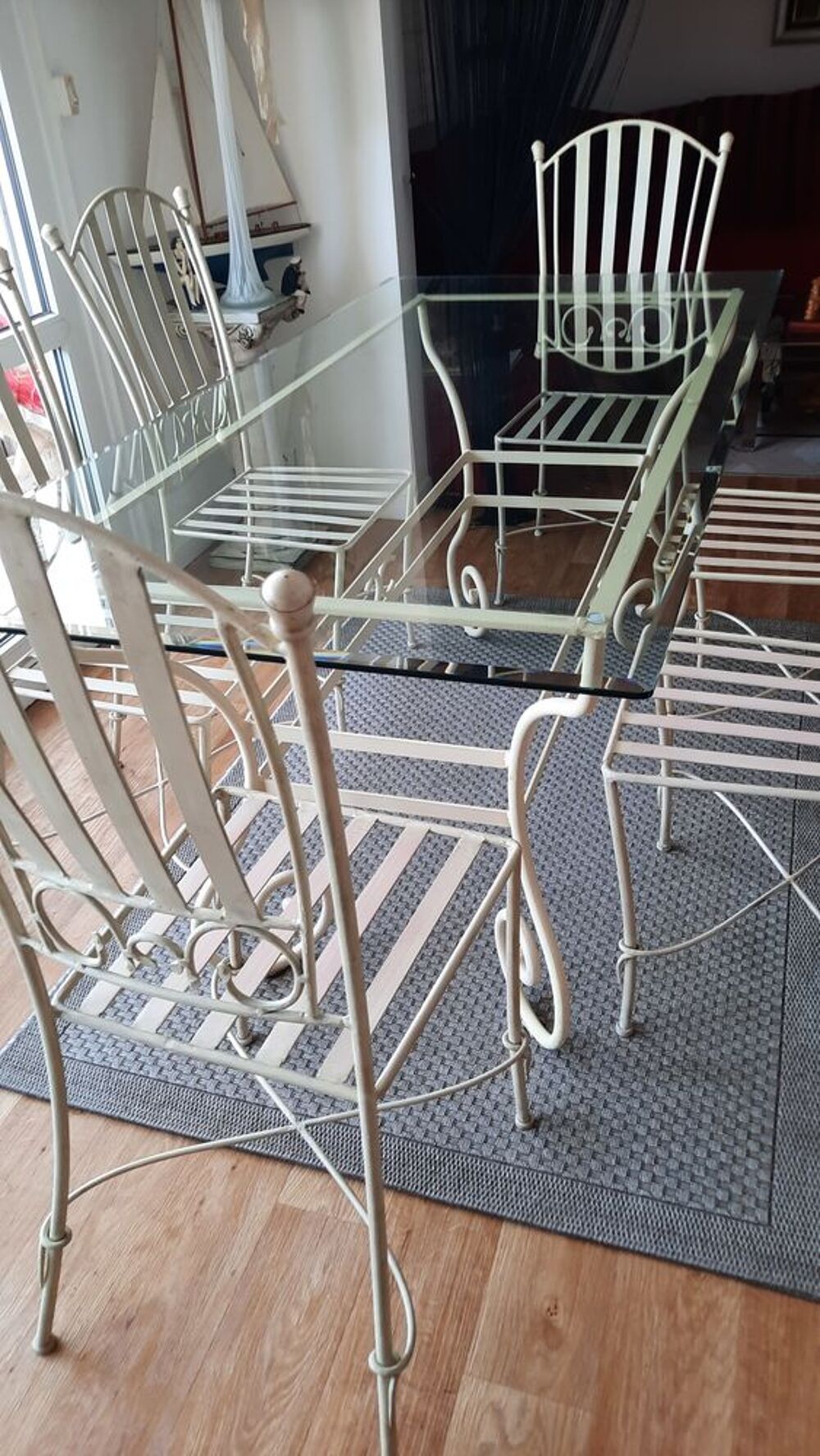Salon de jardin, dessus en verre tremp&eacute; et 6 chaises Meubles
