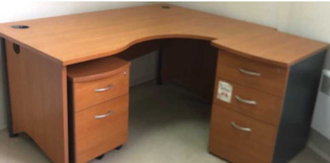 un bureau d'angle et des caissons de rangement Paris 19 (75)