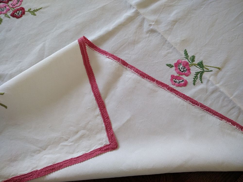 Nappe vintage brod&eacute;e main + 10 serviettes assorties Décoration