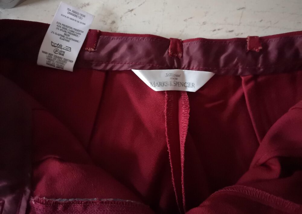 Pantalon couleur bordeaux Taille 40
Vtements