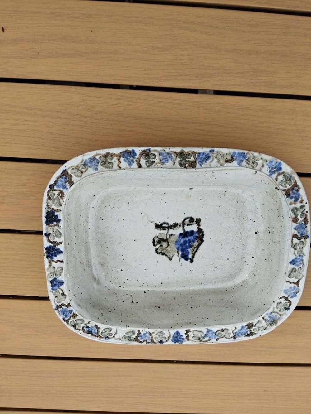 Plat rectangulaire en gr&egrave;s sign&eacute; Albert Breton V&eacute;zelay 