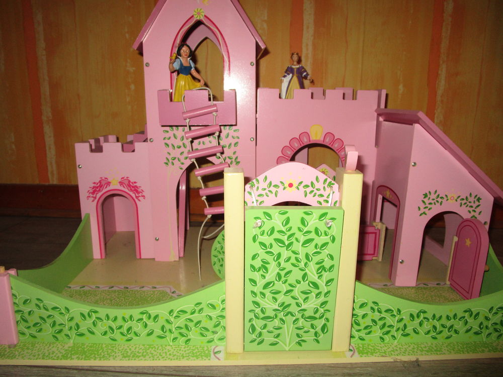 CHATEAU PRINCESSE EN BOIS + FIGURINES Jeux / jouets