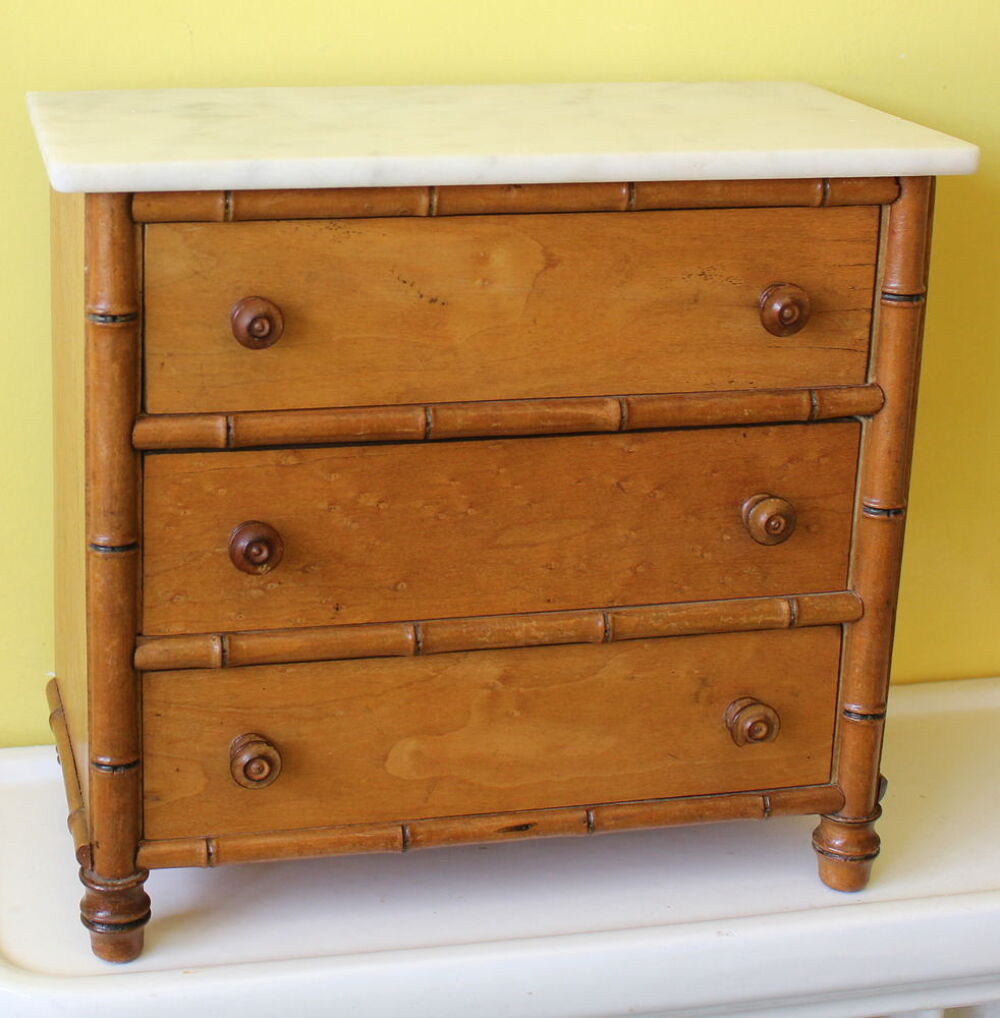 Petite commode de poup&eacute;e bambou et marbre jouet ancien 
Jeux / jouets
