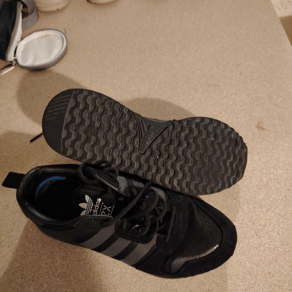 baskets noires adidas Sports