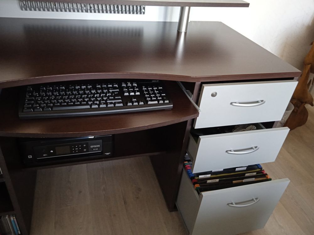 Beau bureau, &agrave; prendre sur place Matériel informatique