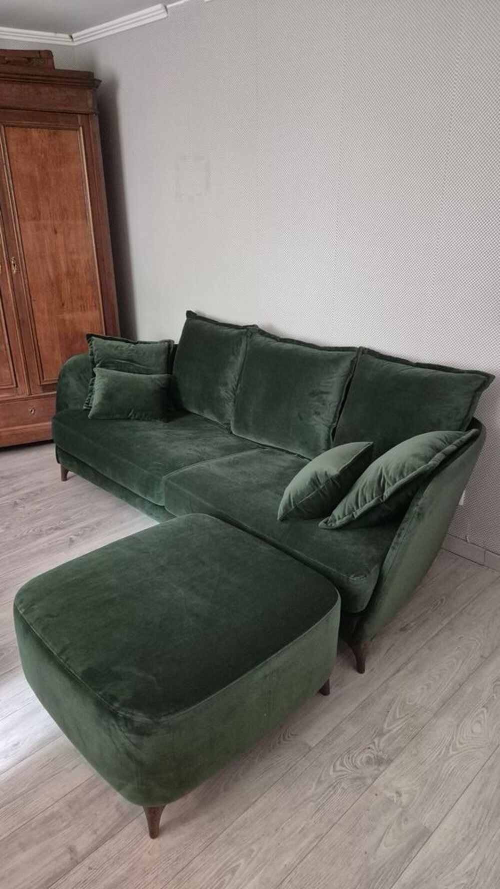 Canap&eacute; FAMA mod&egrave;le Nadine - Vert velours - NEUF Meubles