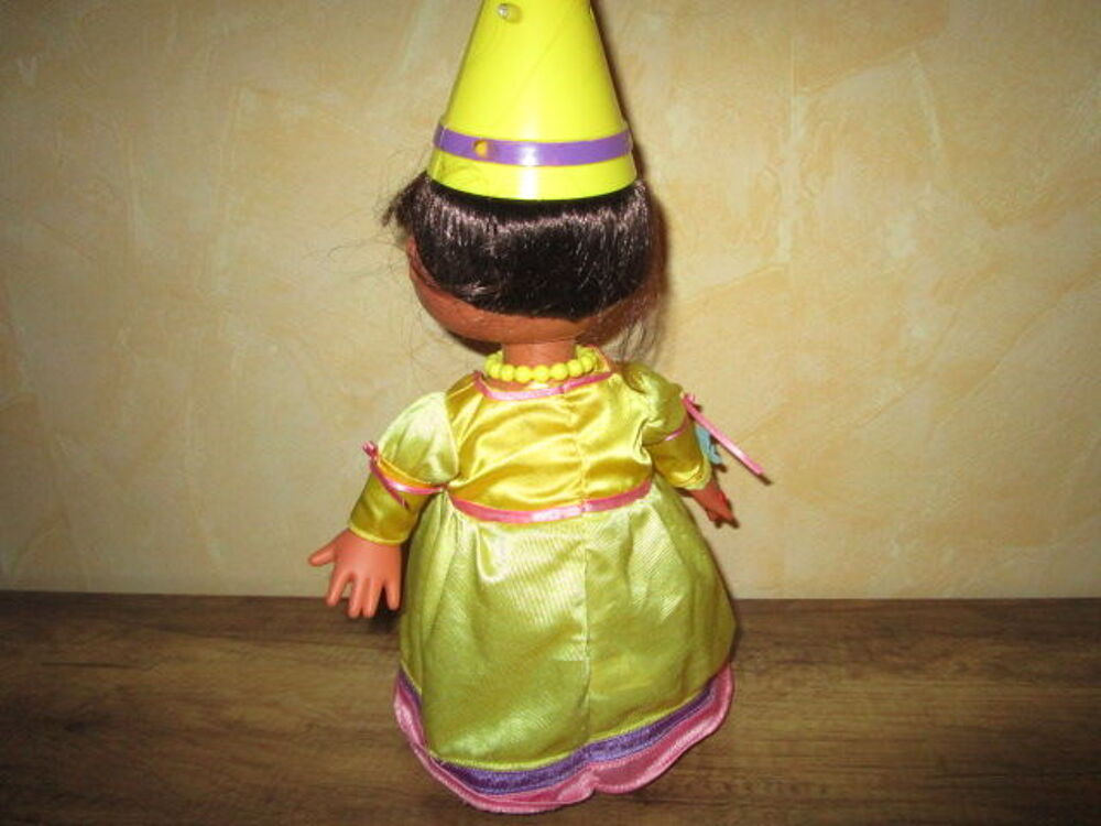 POUPEE DORA PARLE CHANTE CHEVEUX RETRACTABLE Jeux / jouets