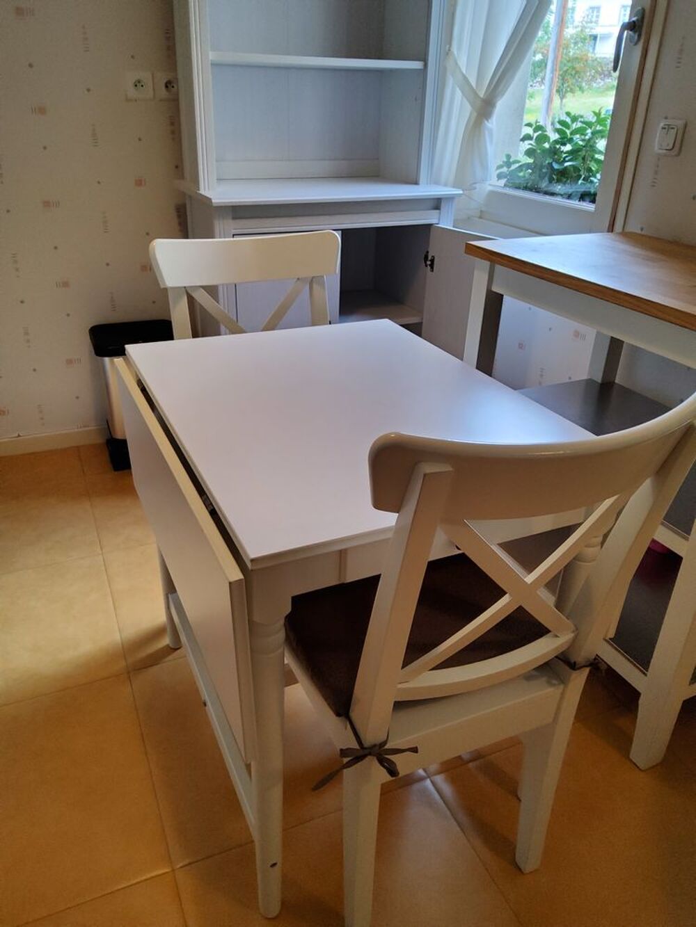 table cuisine Ikea avec 2 chaises assorties Meubles