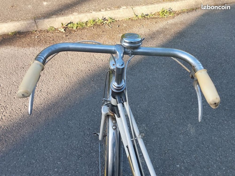V&eacute;ritable v&eacute;lo de ville "vintage " PEUGEOT ann&eacute;es 1980 Vélos
