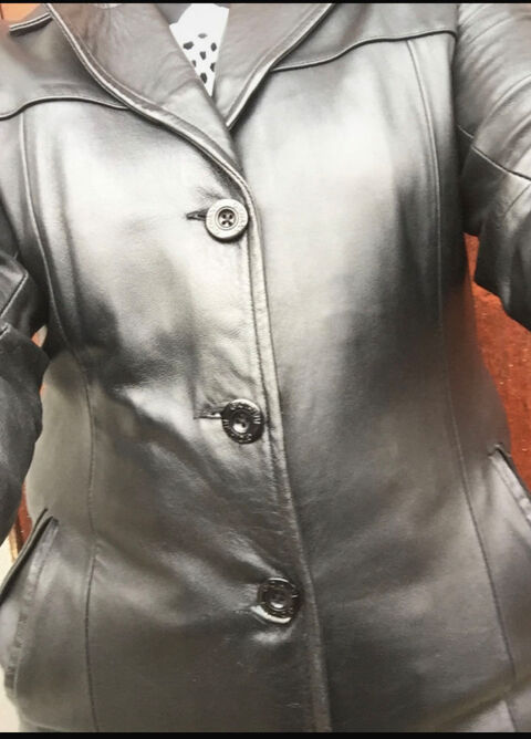 Veste 3/4  cuir femme T3 60 La Fert-Gaucher (77)