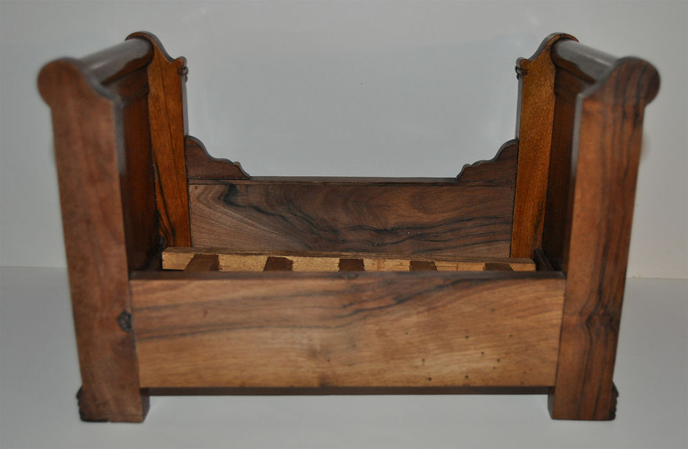Lit rouleau ancien pour poup&eacute;e style Louis Philippe en noyer Jeux / jouets