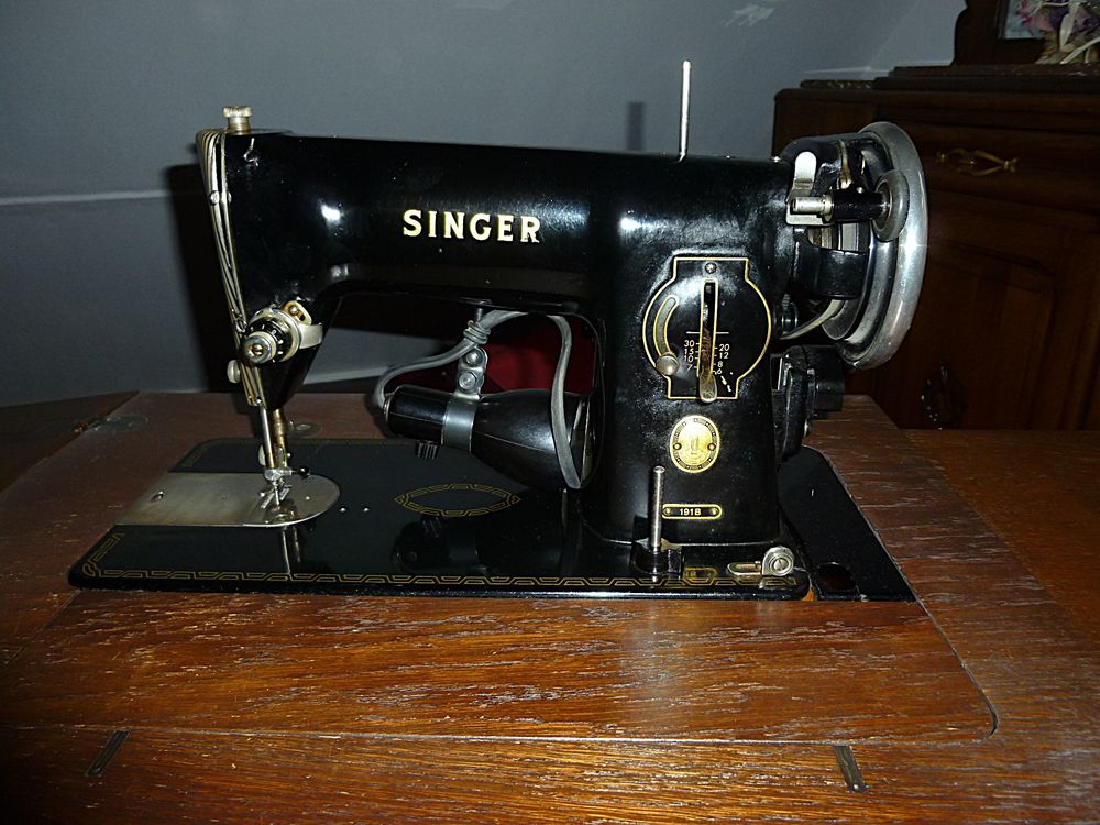 ANCIENNE MACHINE A COUDRE SINGER 191B . VERS 1960 . Meubles