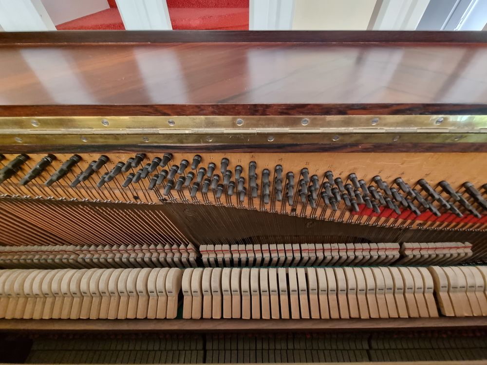 Un piano droit sign&eacute; "J. Lary Paris M&eacute;dailles d'or" Instruments de musique