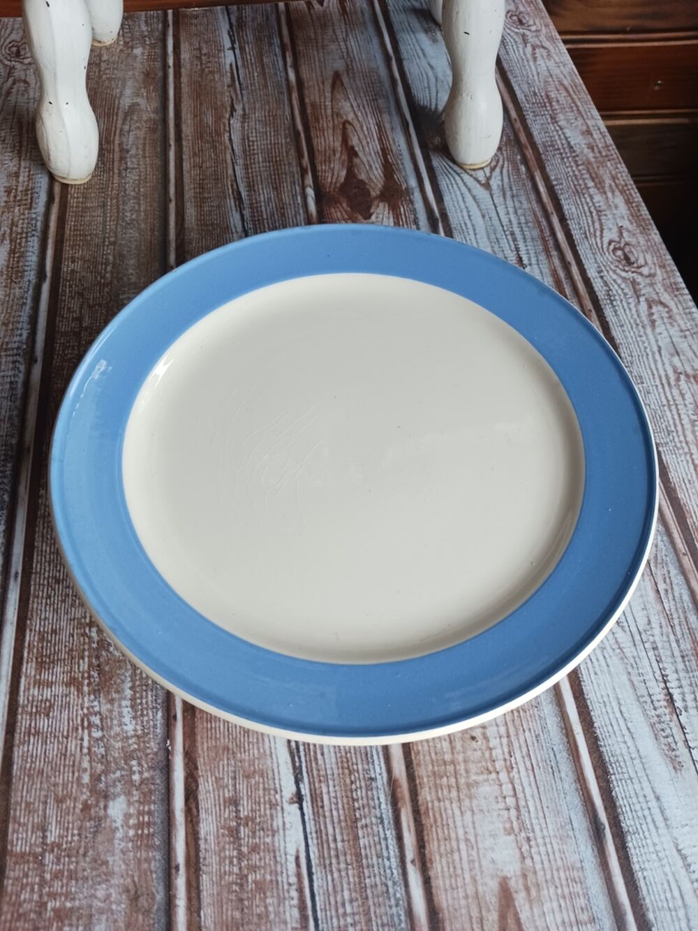 Assiette C&eacute;ramique Bord Bleu et Centre Blanc 