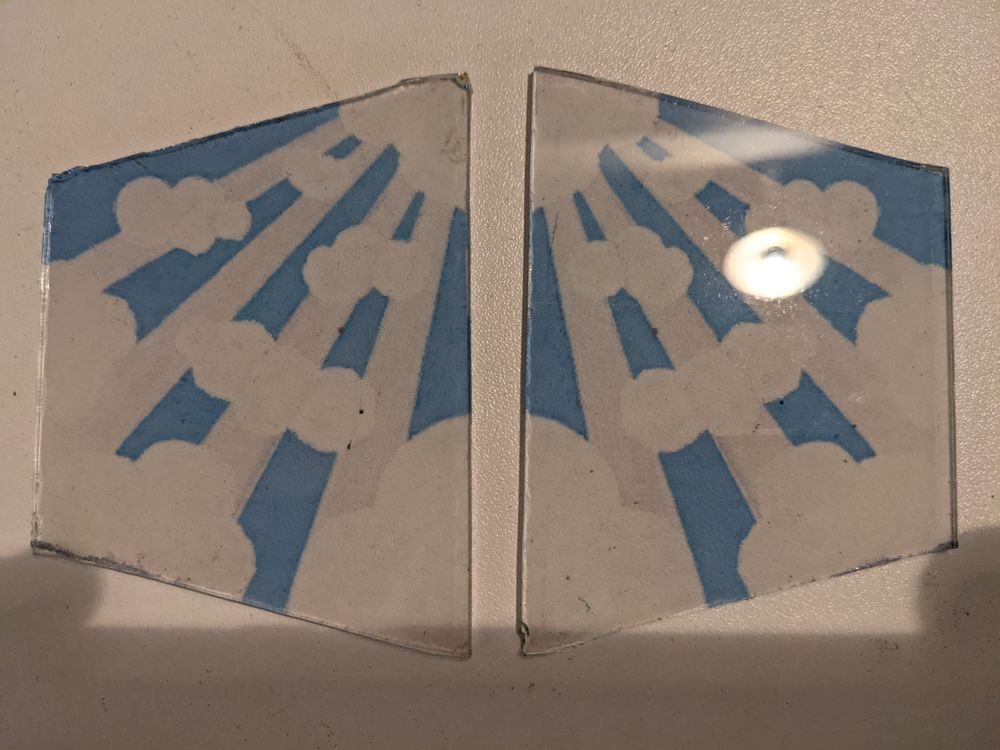 2 VERRES DE LAMPE PIROUETT r&eacute;cup&eacute;r&eacute;s sur une vieille lampe. Décoration