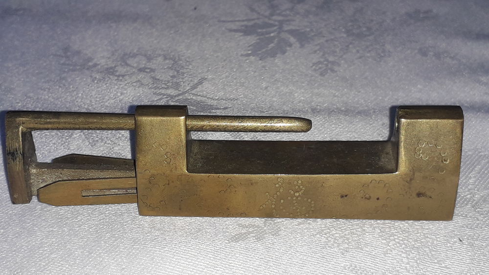 Ancien cadenas &agrave; lame
