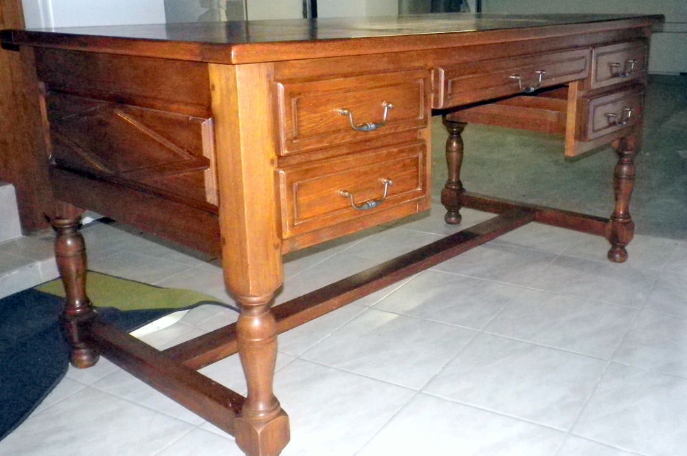 Bureau en ch&ecirc;ne massif 
Meubles