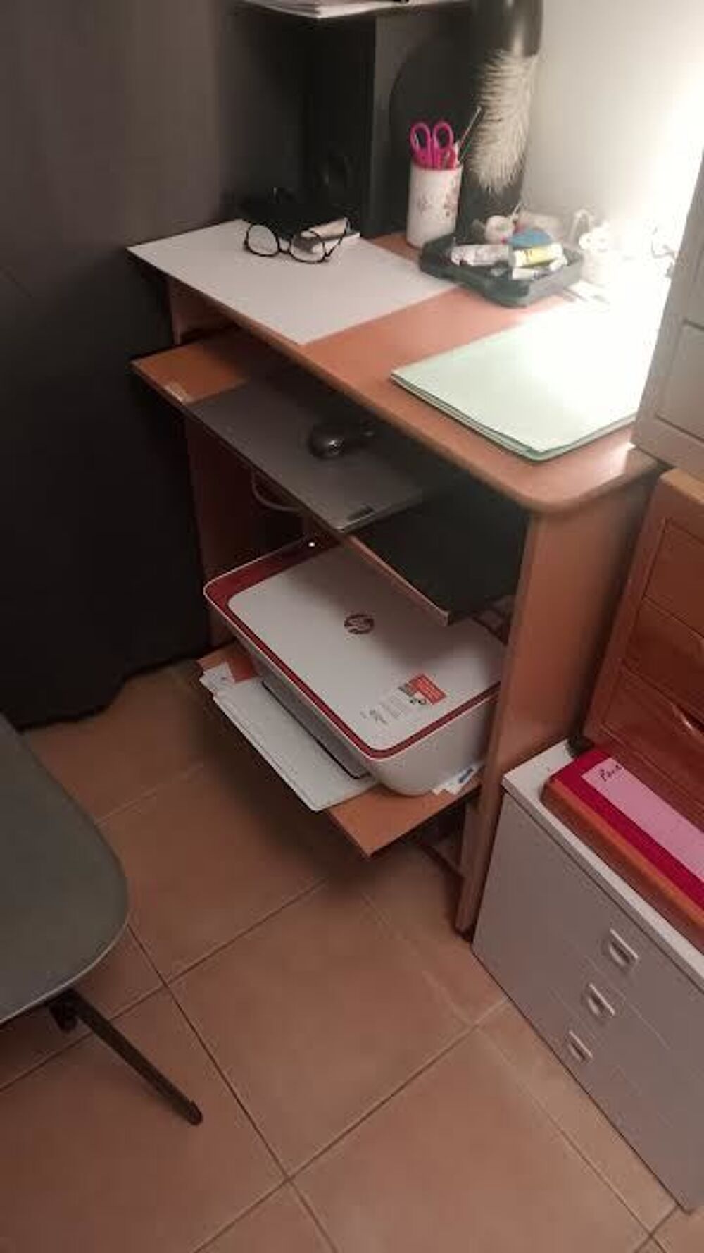 climatiseur mobile avec split et divers mobiliers
Meubles