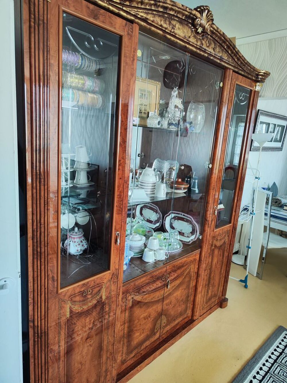 Meuble vitr&eacute; marron pour salon Meubles