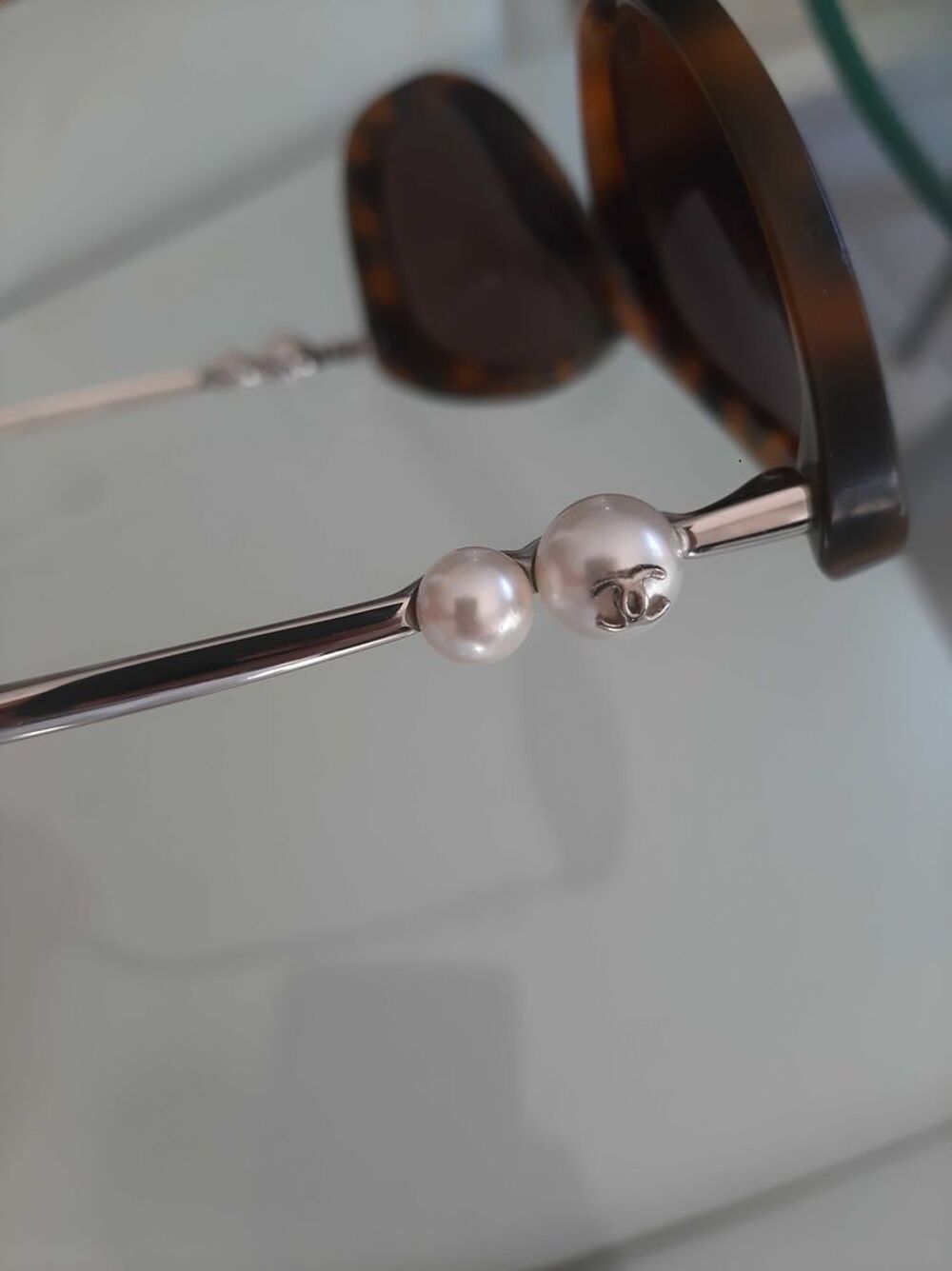 rare lunettes de soleil Chanel 2 perles Bijoux et montres