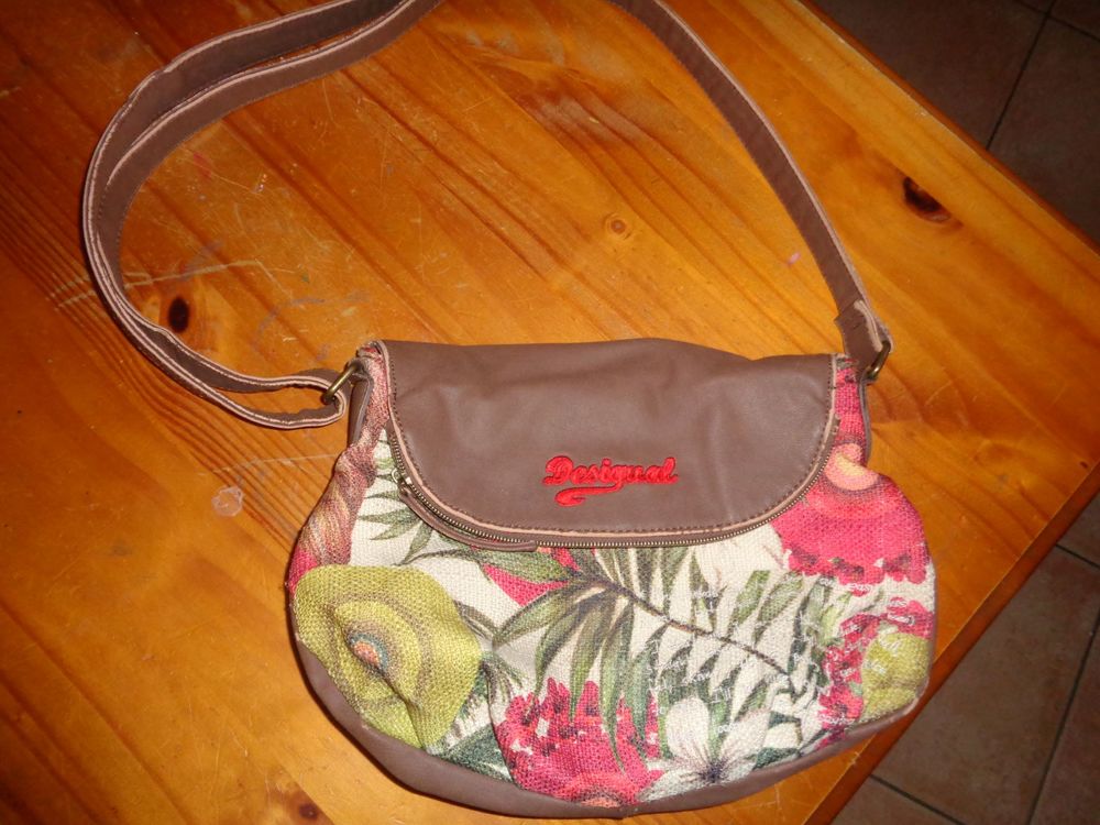 Sac Desigual &agrave; bandouli&eacute;re en TBE &agrave; 20 euros Maroquinerie