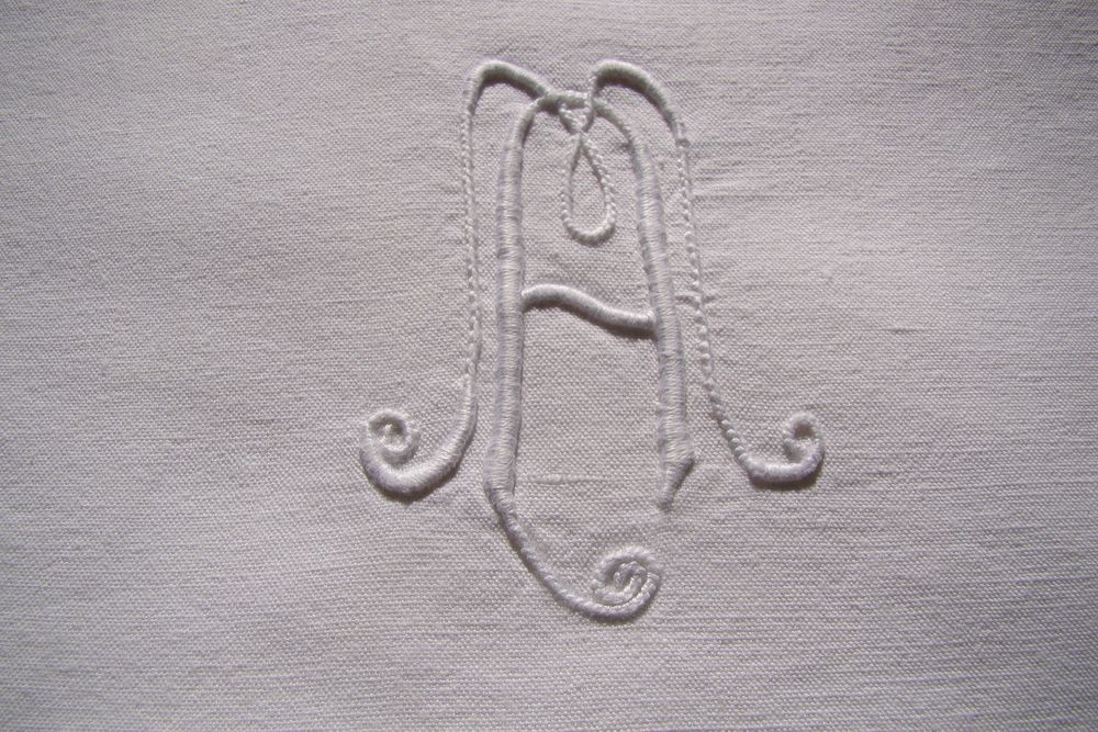 Drap ancien brod&eacute; main A M - ann&eacute;es 1920 
Décoration
