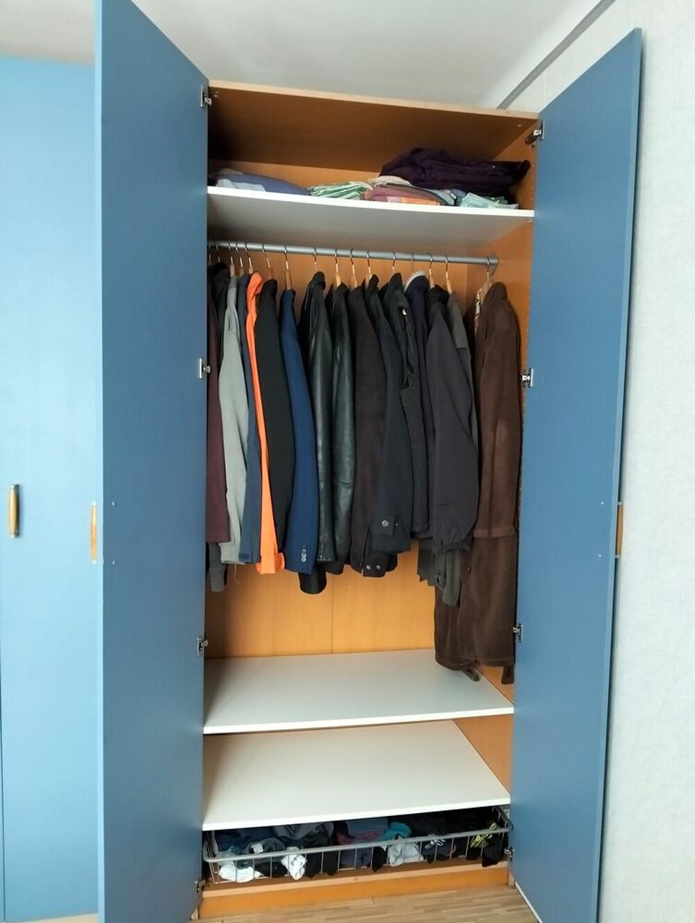 Armoire avec penderie et accessoires Meubles