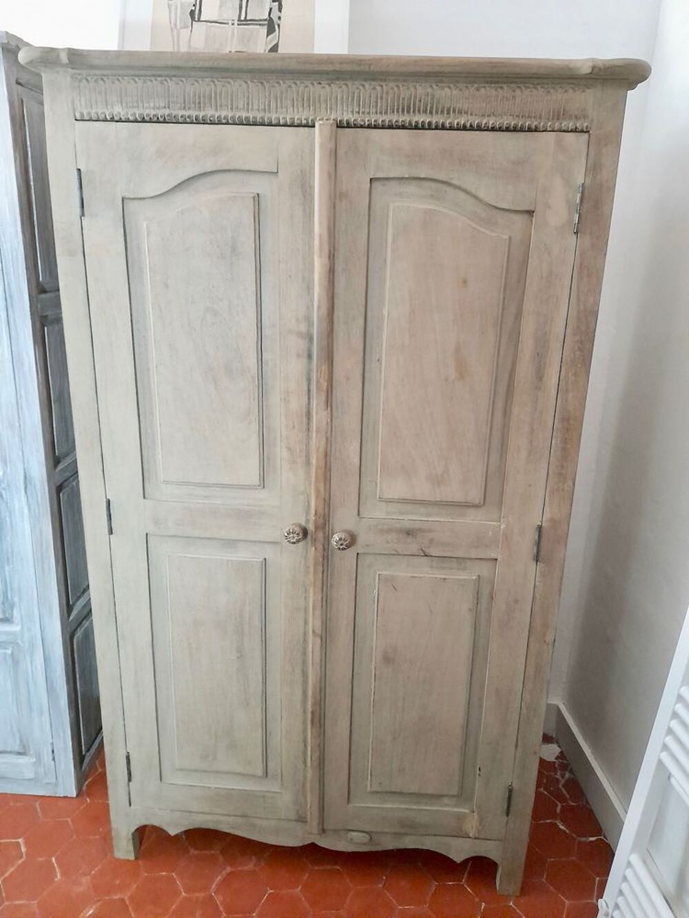 Petite armoire en bois massif, sculpt&eacute;e en partie haute Meubles