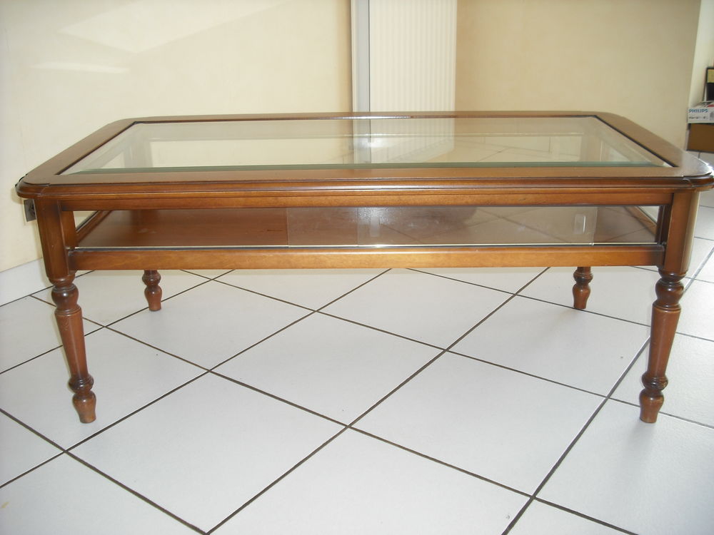 Table de salon. Table basse. Vitrine. Meubles