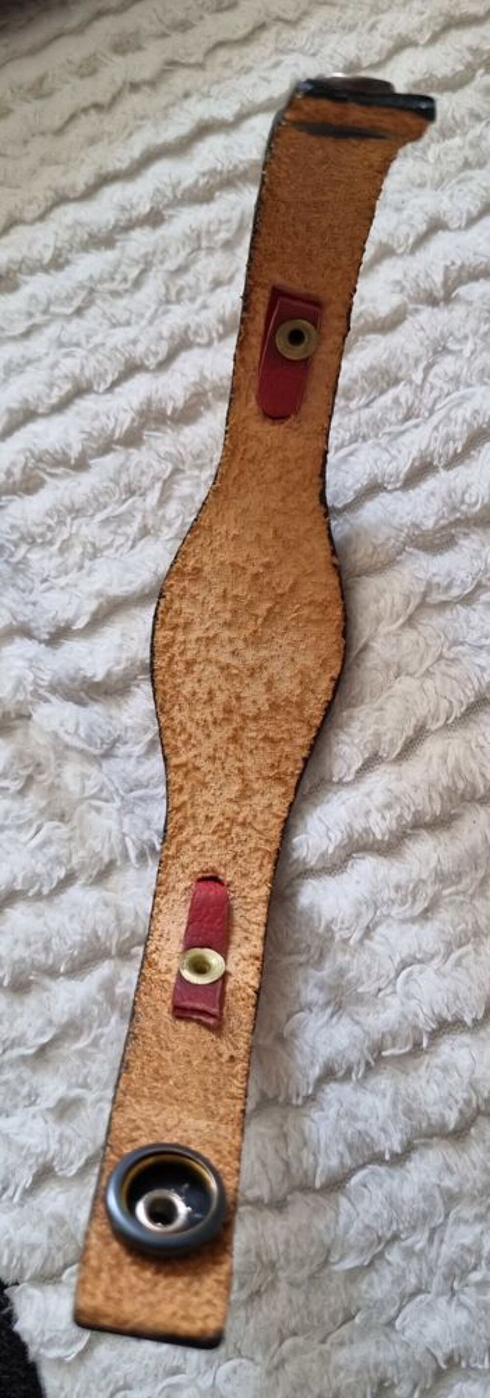 Tr&egrave;s joli bracelet cuir rouge a pression neuf Bijoux et montres