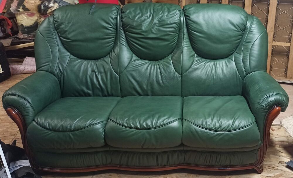 Ensemble Canap&eacute; cuir vert trois places et fauteuils Meubles