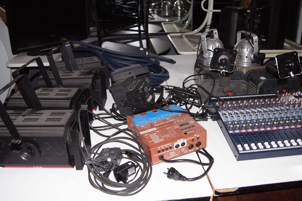 Equipement pour cabaret lumi&egrave;re et table console de mixage Audio et hifi