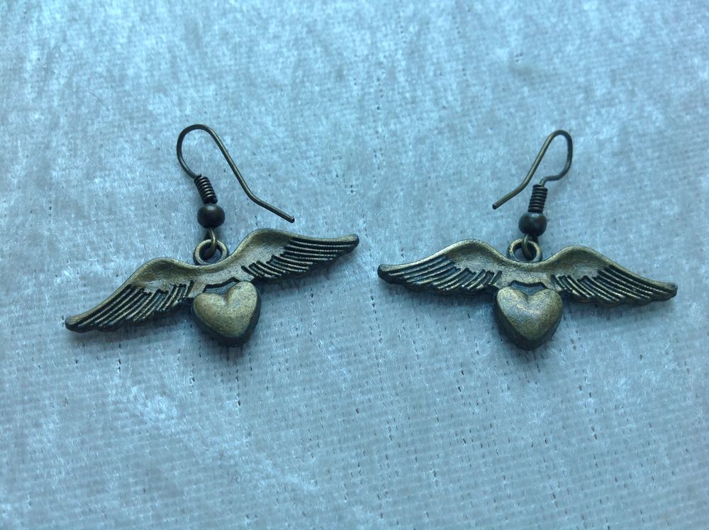 BOUCLES D'OREILLES COEUR AIL&Eacute; Envoi Possible
Bijoux et montres