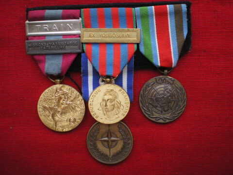 Barrette de quatre m�dailles D�fense Nationale ONU OTAN etc. 100 Caen (14)