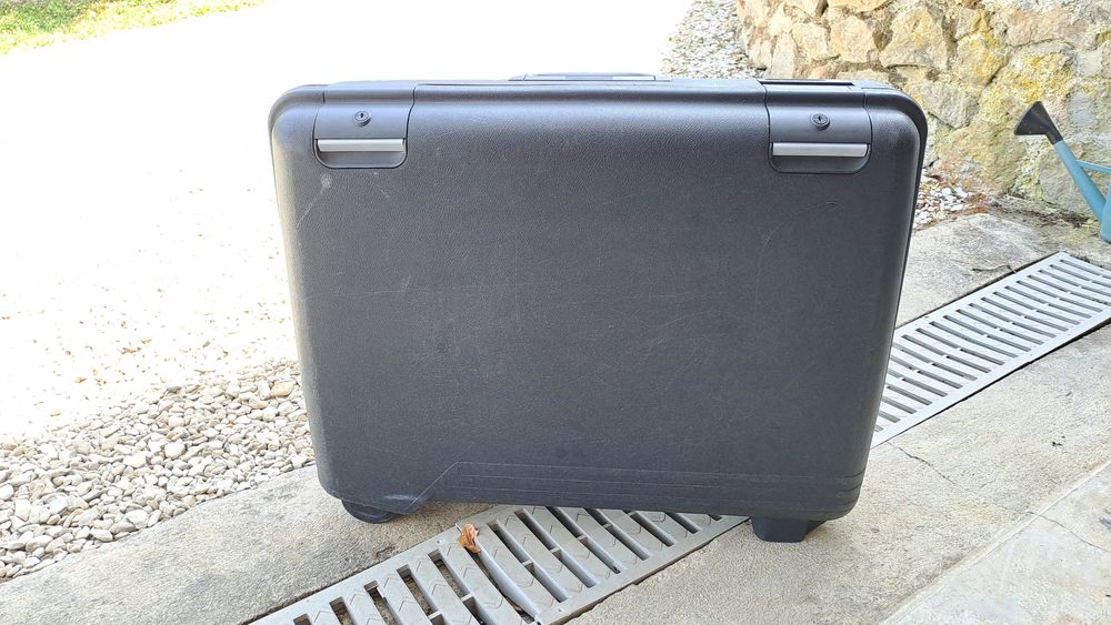 Valise rigide &agrave; roulettes, fermeture &agrave; cl&eacute;. Maroquinerie