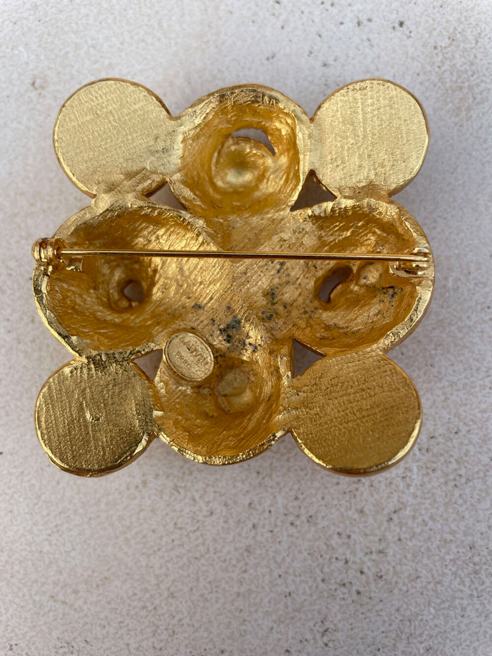 Broche carr&eacute;e dor&eacute;e LANVIN strass et perles nacr&eacute;es Bijoux et montres